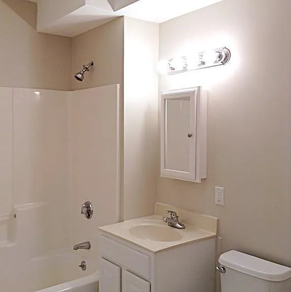 1522 Vfw Pkwy #201 — Photo 10