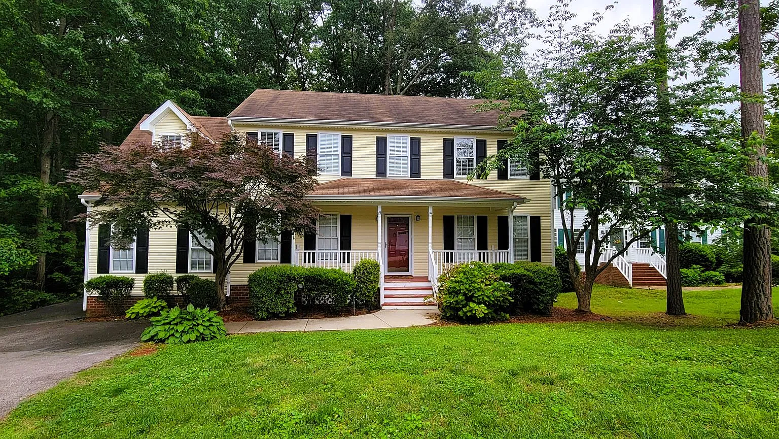 Large traditional colonial in Chester with huge den converted from garage. — Photo 1