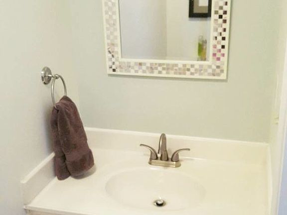 mainfloor 1/2 bath