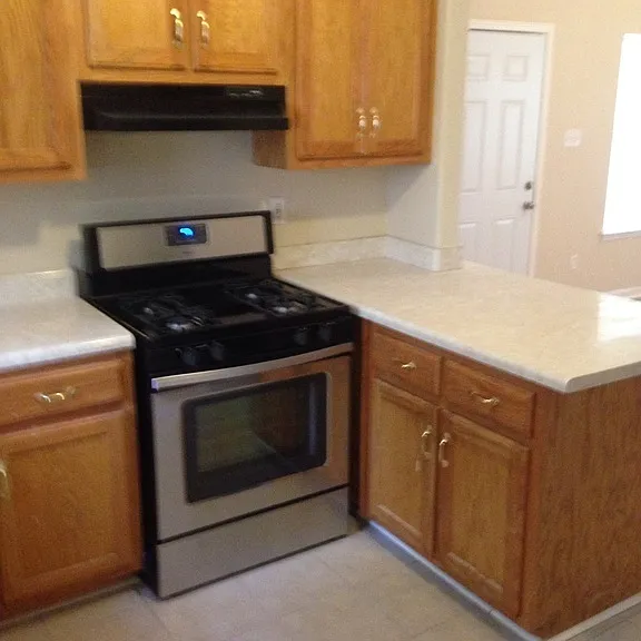 1572 Victor St — Photo 3