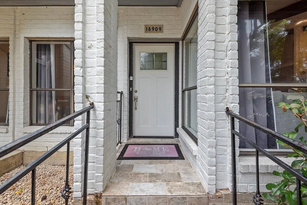 3 bed, 3.5 bath, 3208 sqft, $2,900 — Photo 3