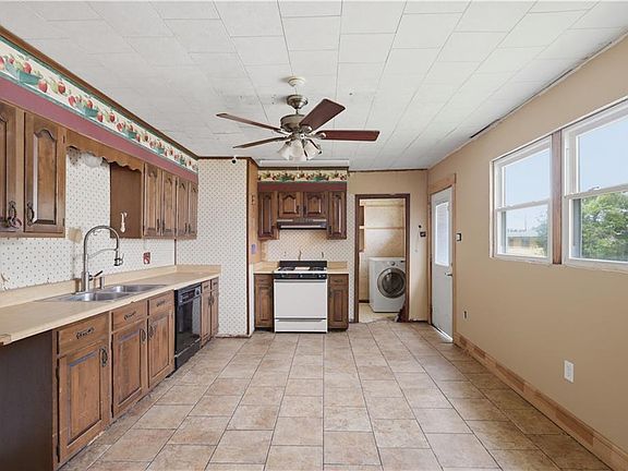 4th image of 800 West Dr