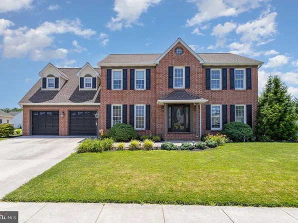 421 Dart Dr, Hanover, PA 17331