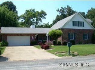 437 Crestview Dr, Wood River, IL 62095