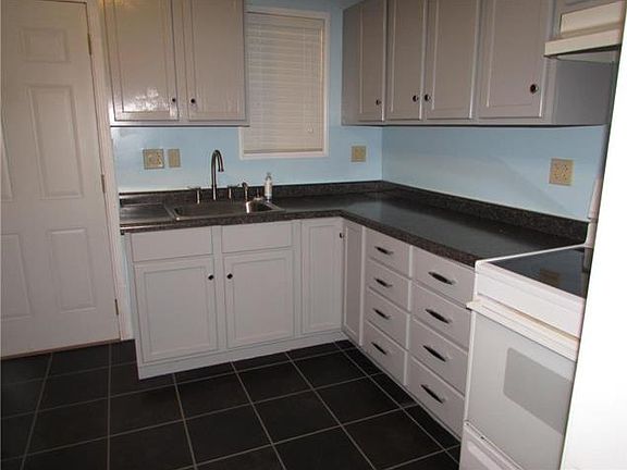 4th image of 2411 Oak St