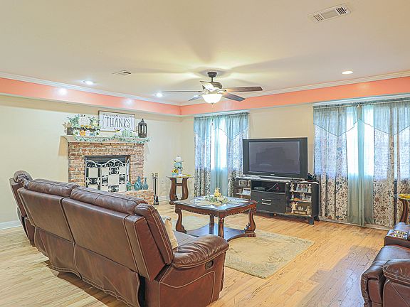3rd image of 4706 Suffolk St