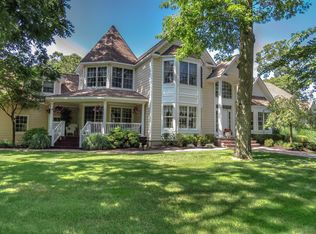 15 Brushwood Ct, East Islip, NY 11730