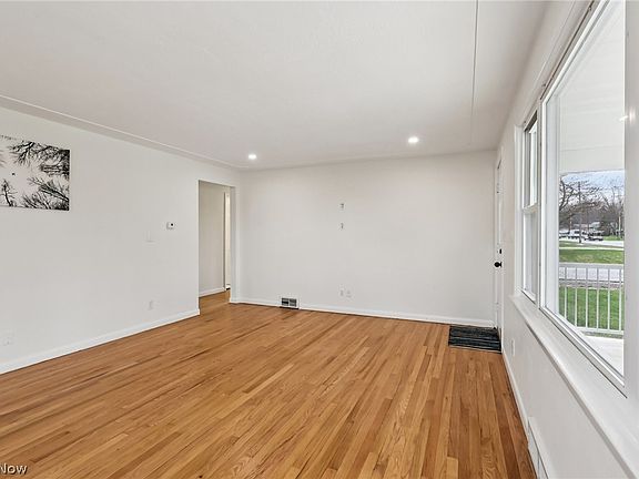 5th image of 403 N Lake St