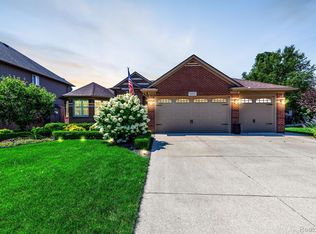 52315 Melody Dr, Macomb, MI 48042