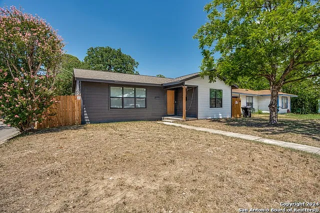1403 N Ctr — Photo 2
