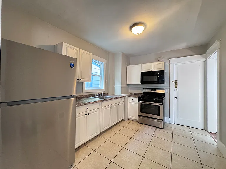 30 Custer St #1 — Photo 4