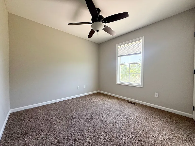 505 Holladay Rd — Photo 15