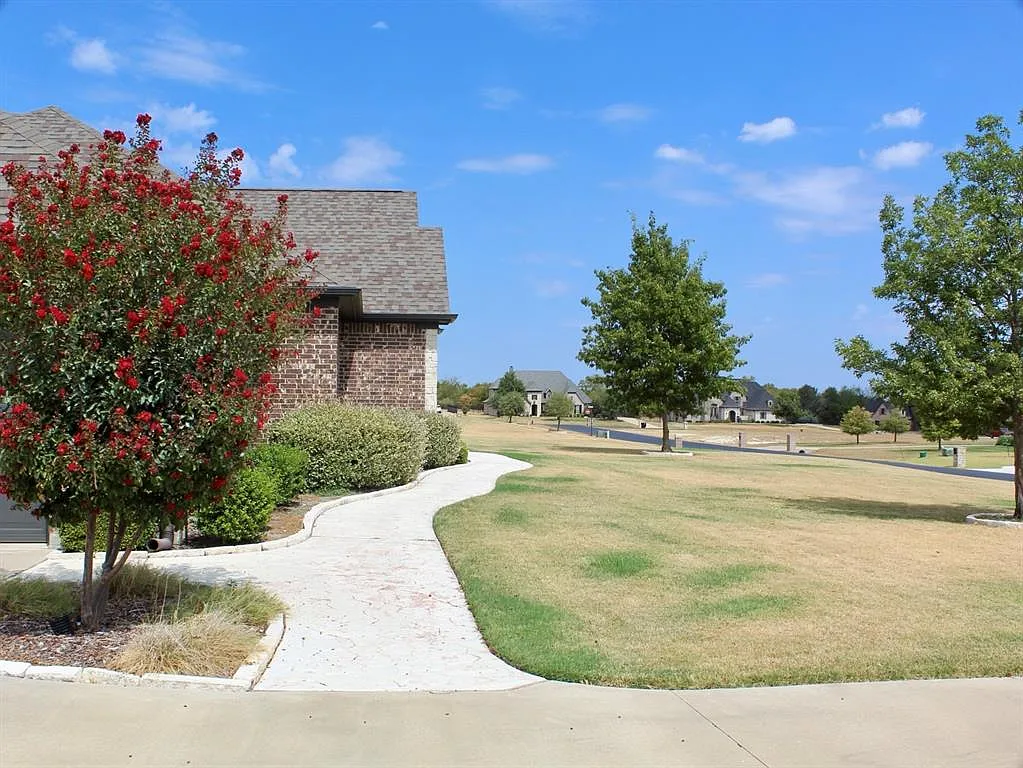 4 bed, 2.5 bath, 2436 sqft, $3,300 — Photo 2