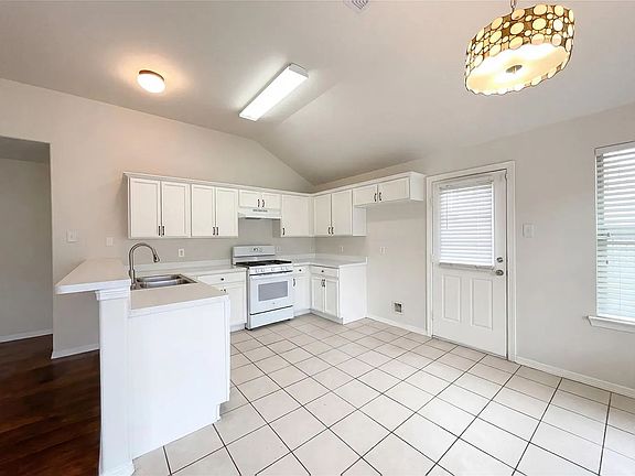 5th image of 5011 Royal Cypress Dr #104