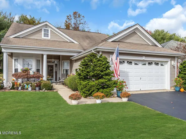 12 Gardenways Court, Lakewood, NJ 08701