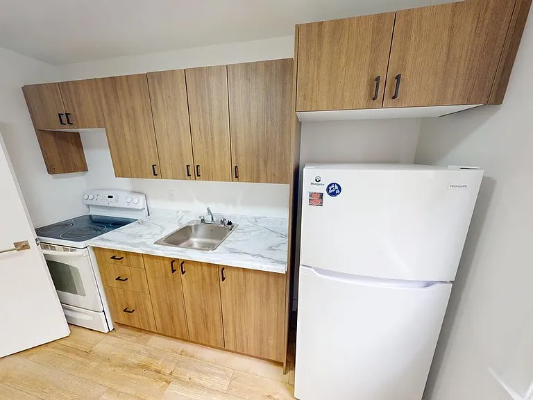 1143 Queen St #32 — Photo 11
