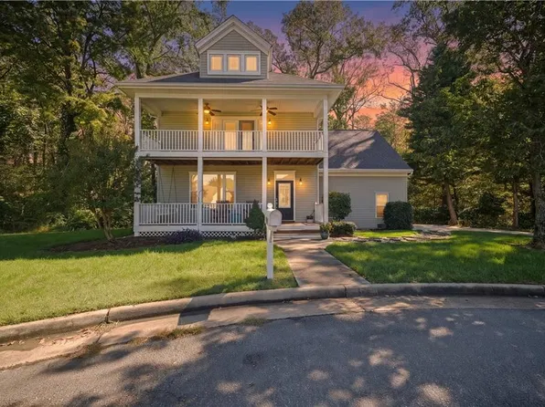 1304 Hawaiian Dr, Virginia Beach, VA 23454