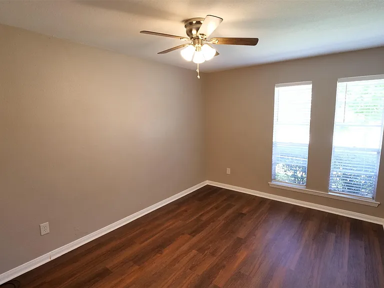 915 Comstock Springs Dr — Photo 18