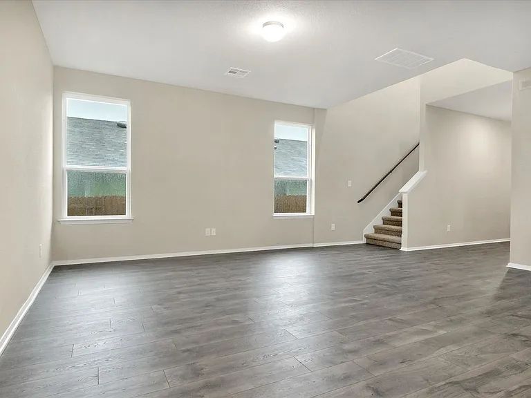 135 Lyndon Dr — Photo 7