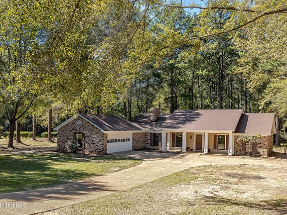 2nd image of 109 E Hollow Pine Dr