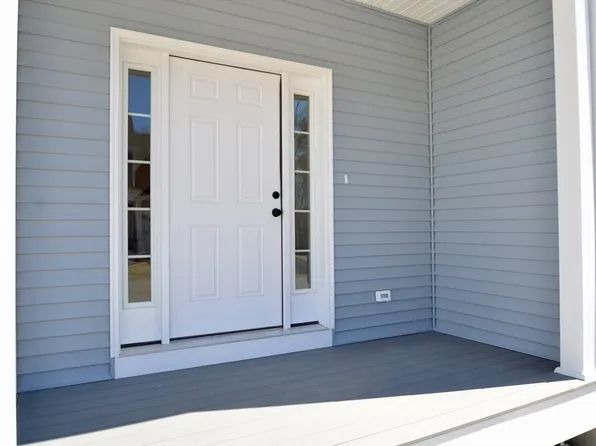18-18D Crownshield Ave, Uxbridge, MA 01569