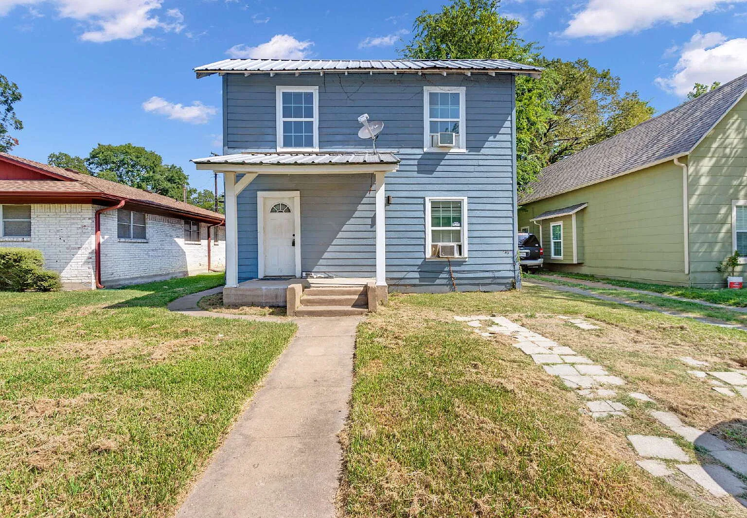3 bed, 1.0 bath, 1376 sqft, $1,100 — Photo 1