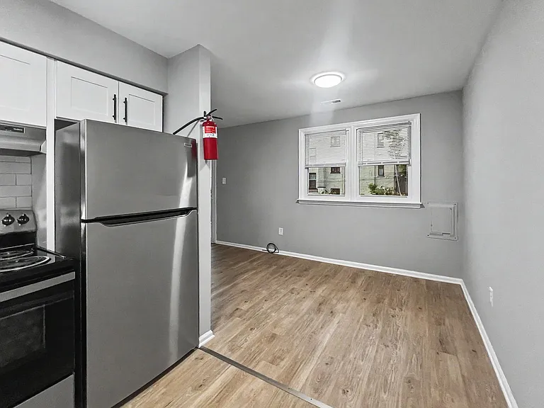 200 E Maple Ave — Photo 11
