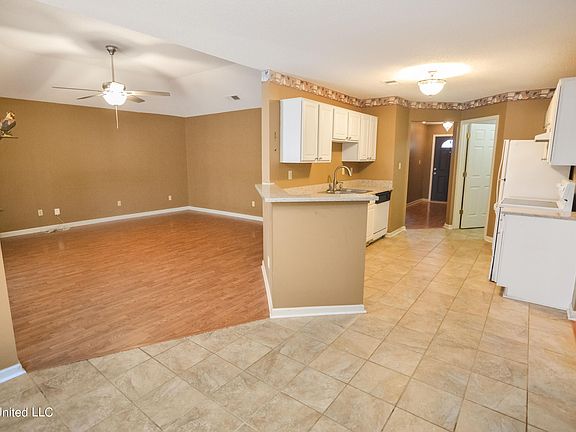 5th image of 7026 Country Walk Dr