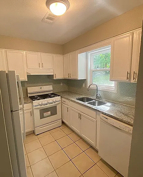 2644 Dorian Dr #D — Photo 7