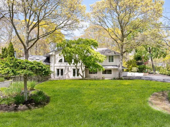 27 Bay Ave W, Hampton Bays, NY 11946