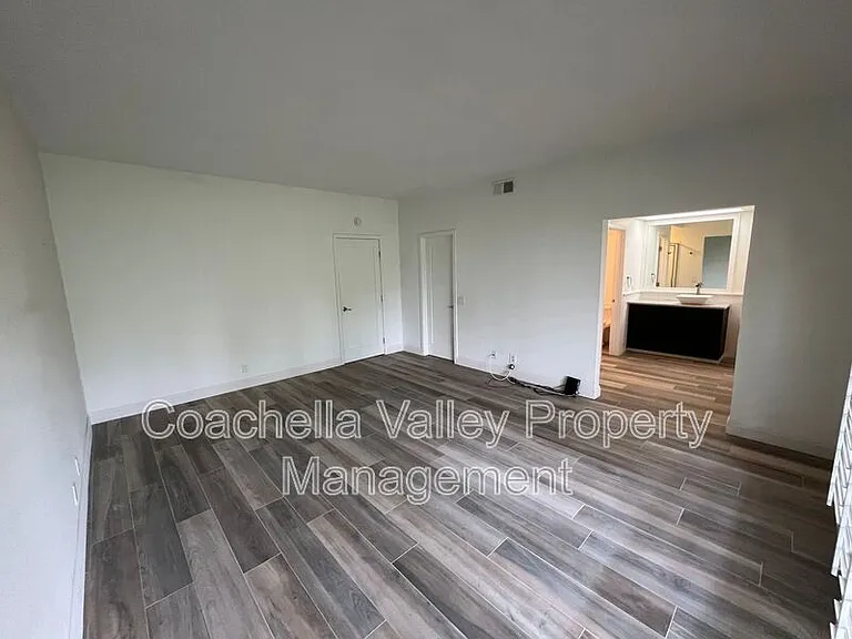 289 Vista Royale Cir W — Photo 13