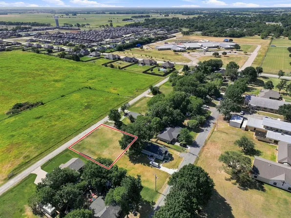 1018 Yarbrough St, Pilot Point, TX 76258