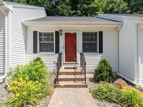 3rd image of 9 Rosewood Ln