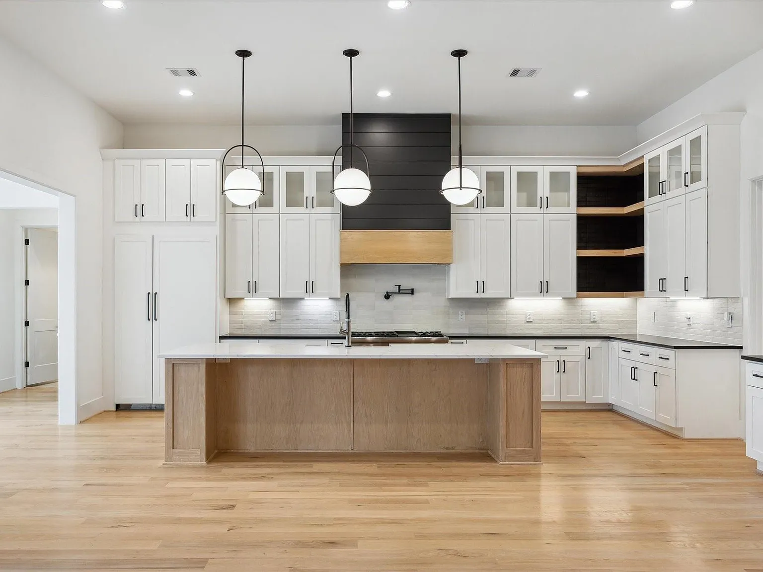 5 bed, 5.5 bath, 4441 sqft, $8,500 — Photo 4