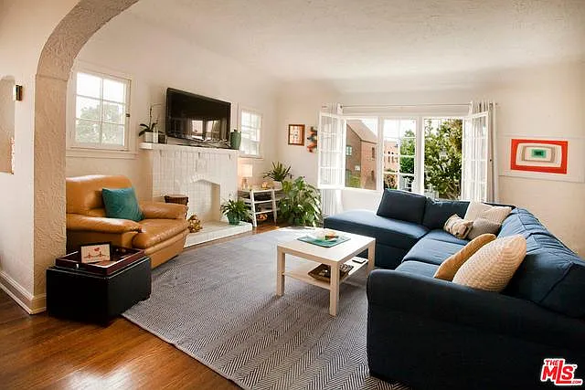 2 bed, 1300 sqft, $3,295 — Photo 2
