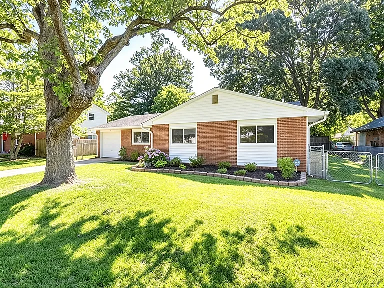 210 E Chickasaw Rd — Photo 22