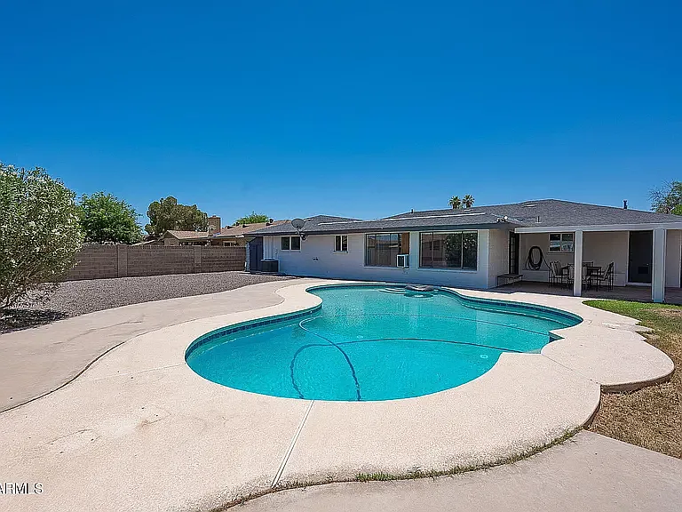 310 E Fremont Dr — Photo 1