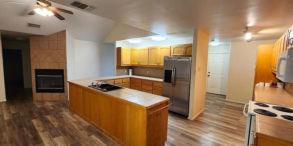 2nd image of 750 Lago Vista Dr