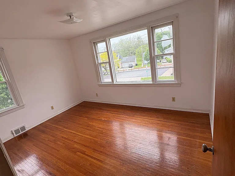 5295 Broadway St #1 — Photo 4
