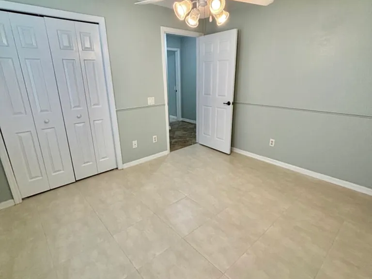 1405 Trafalgar Pkwy — Photo 59