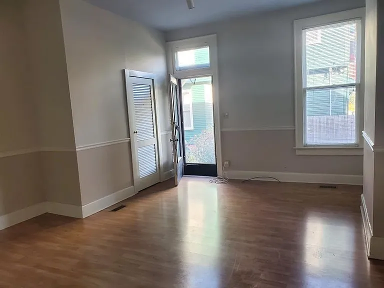 720 SE Riverside Dr — Photo 3