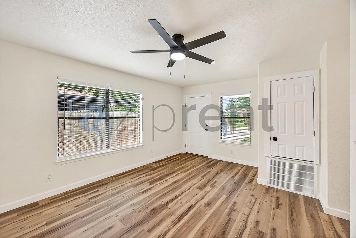 3 bed, 1009 sqft, $1,560 — Photo 2