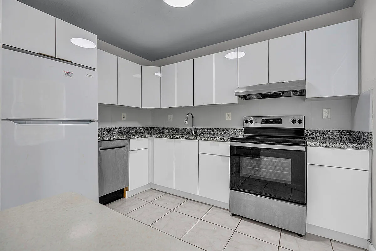 2 bed, 1.0 bath, 710 sqft, $2,000 — Photo 1