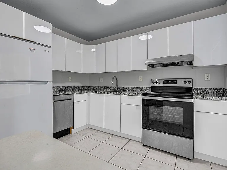 340 NW 19th St #308 — Photo 1