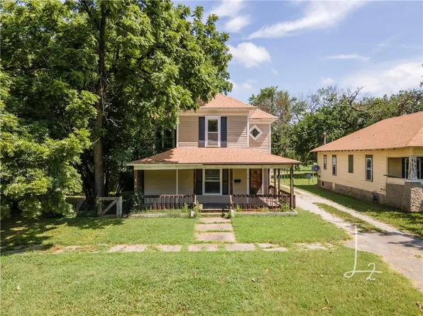 910 Illinois St, Neodesha, KS 66757