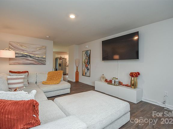 4th image of 318 Kingsford Dr