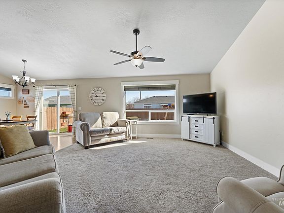 5th image of 900 SW Camille Dr