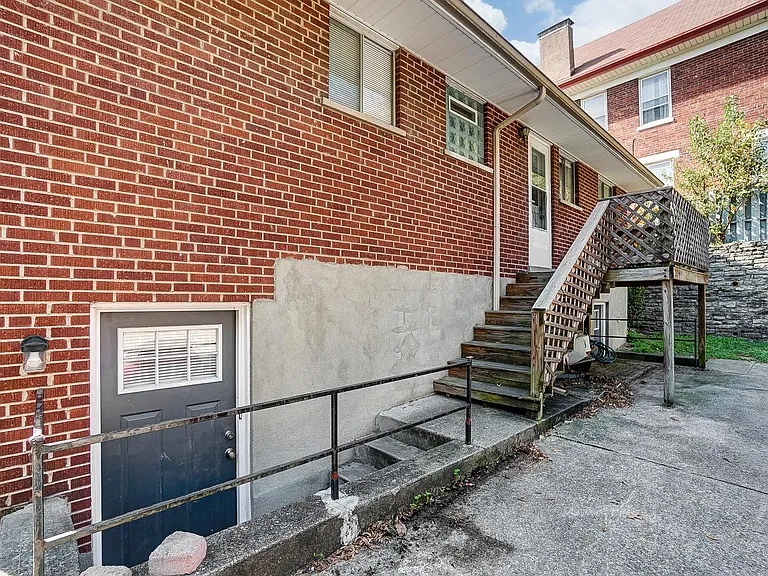454 Warner St — Photo 42