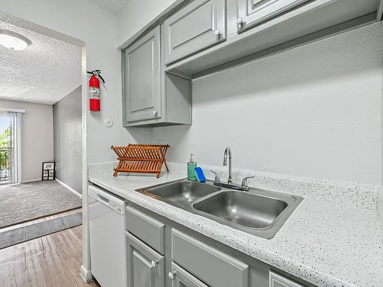 Pine Creek Apartments — Photo 21