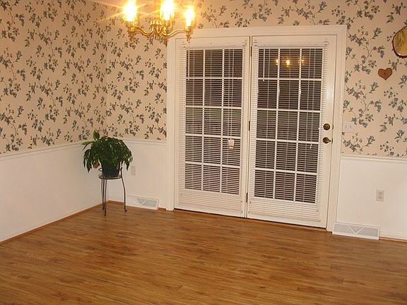 5th image of 112 Fox Run Dr
